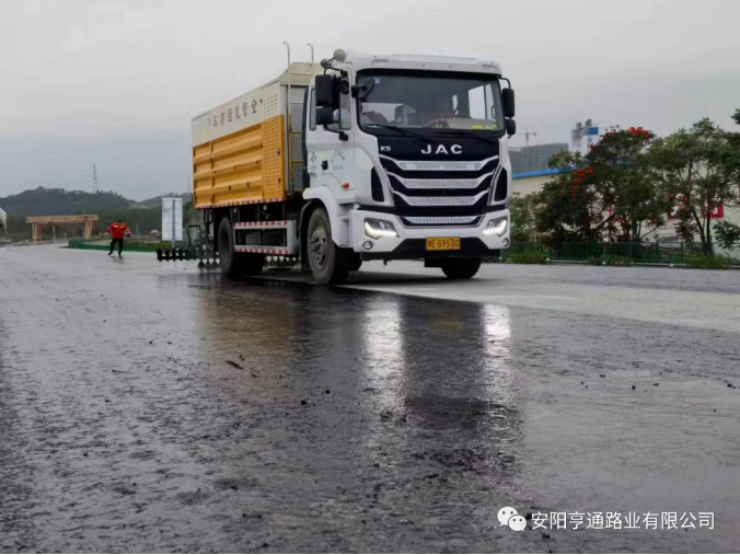 祝賀我司深汕西項(xiàng)目透層、封層試驗(yàn)段圓 滿成功